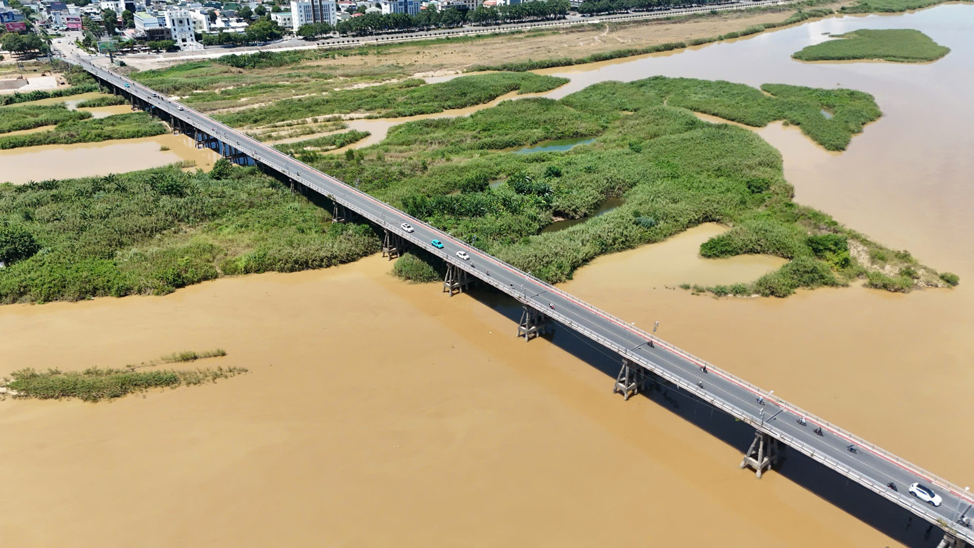 Cận cảnh cầu Trà Khúc 1 - biểu tượng 60 năm trước ngày được xây mới- Ảnh 1.