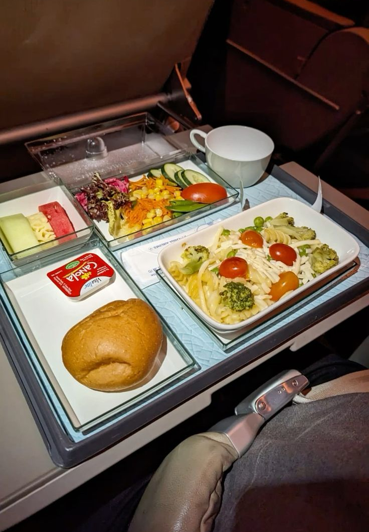 Bí kíp ăn uống của tiếp viên hàng không giúp họ có da mịn, eo thon dù bay liên tục- Ảnh 2. Bí kíp ăn uống của tiếp viên hàng không giúp họ có da mịn, eo thon dù bay liên tục- Ảnh 2.