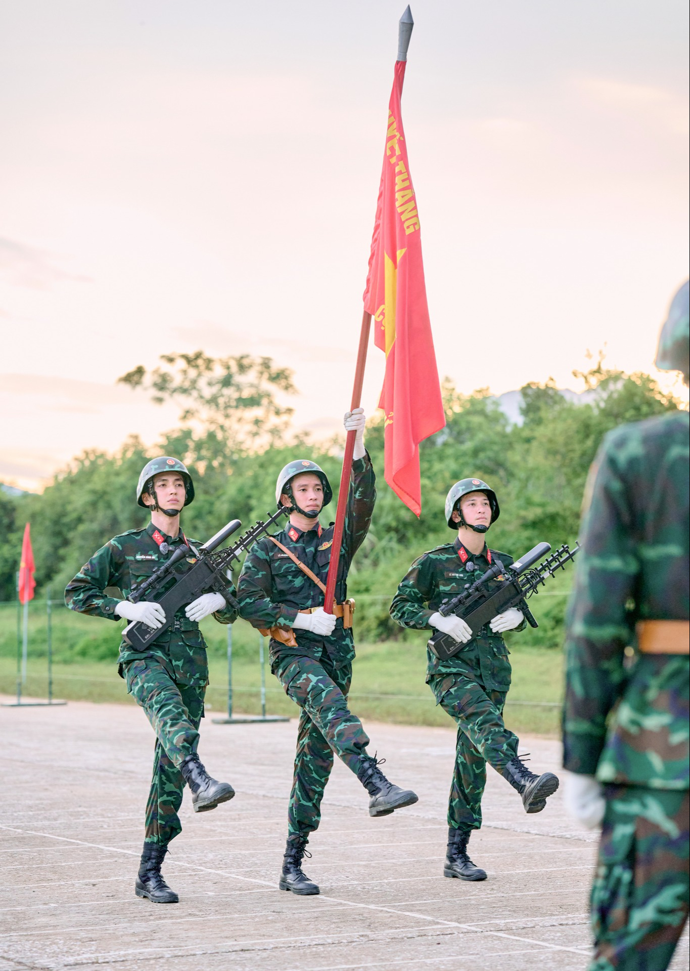 Thoại đúng 7 chữ, Thượng Úy Lê Hoàng Hiệp được khen vì hành động chuyên nghiệp- Ảnh 2. Thoại đúng 7 chữ, Thượng Úy Lê Hoàng Hiệp được khen vì hành động chuyên nghiệp- Ảnh 2.
