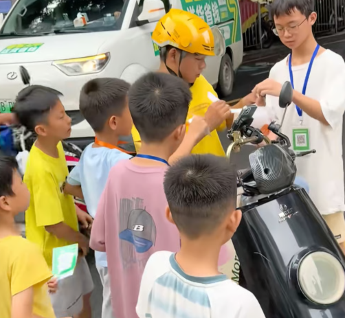 Trẻ em 7 - 8 tuổi chen chân giao hàng kiếm 7 nghìn đồng giữa chợ điện tử khổng lồ- Ảnh 1.