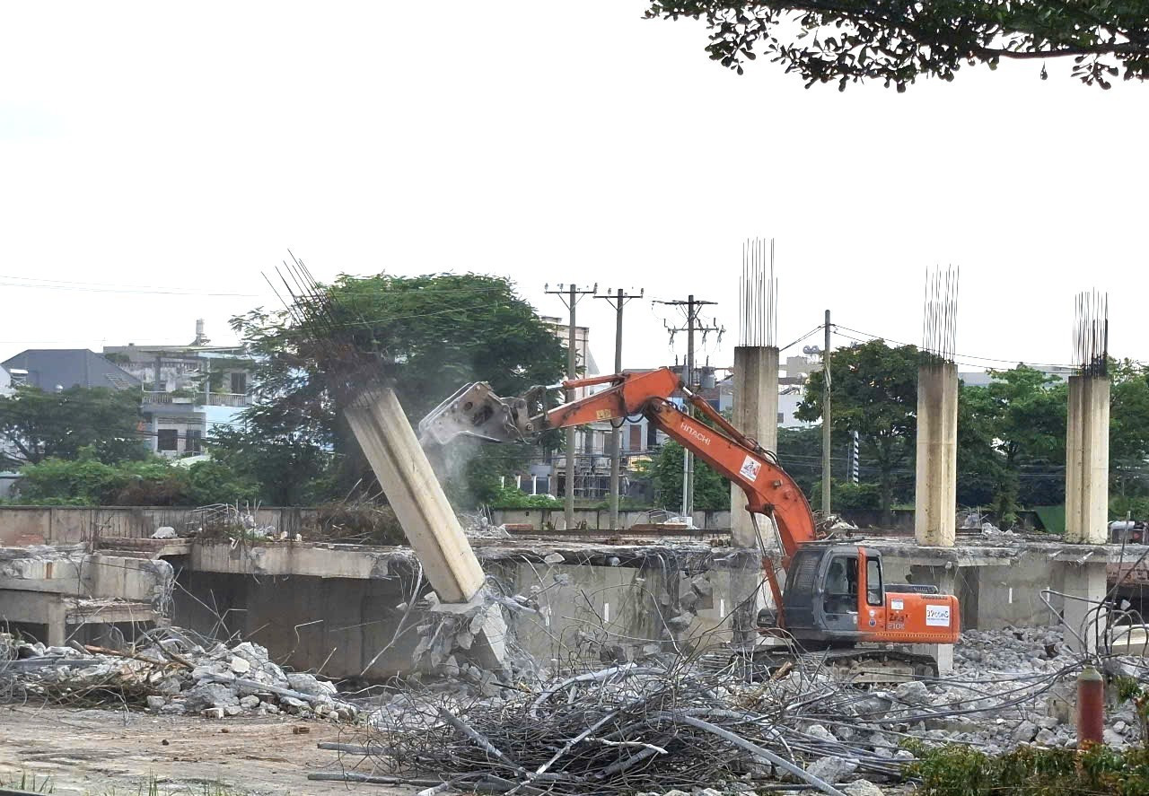 Tháo dỡ Khu phức hợp thương mại dịch vụ và căn hộ cao cấp xây dựng trái phép- Ảnh 3.