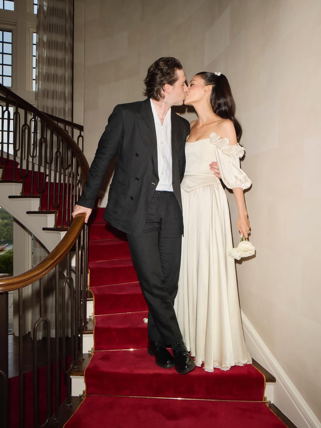 Brooklyn Beckham và vợ ái nữ nhà tỷ phú bị chê "phô trương", làm tổn thương sâu sắc bố mẹ đẻ- Ảnh 2.