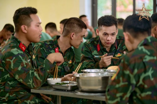 Tập 2 Sao Nhập Ngũ: Lan Ngọc lộ dấu hiệu bất ổn nghiêm trọng, Hoà Minzy bị chê thua Chi Pu- Ảnh 4.