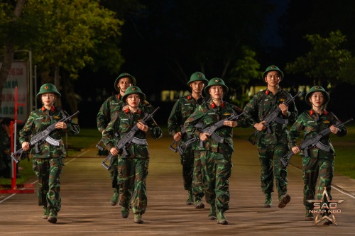 Tập 2 Sao Nhập Ngũ: Lan Ngọc lộ dấu hiệu bất ổn nghiêm trọng, Hoà Minzy bị chê thua Chi Pu- Ảnh 6.