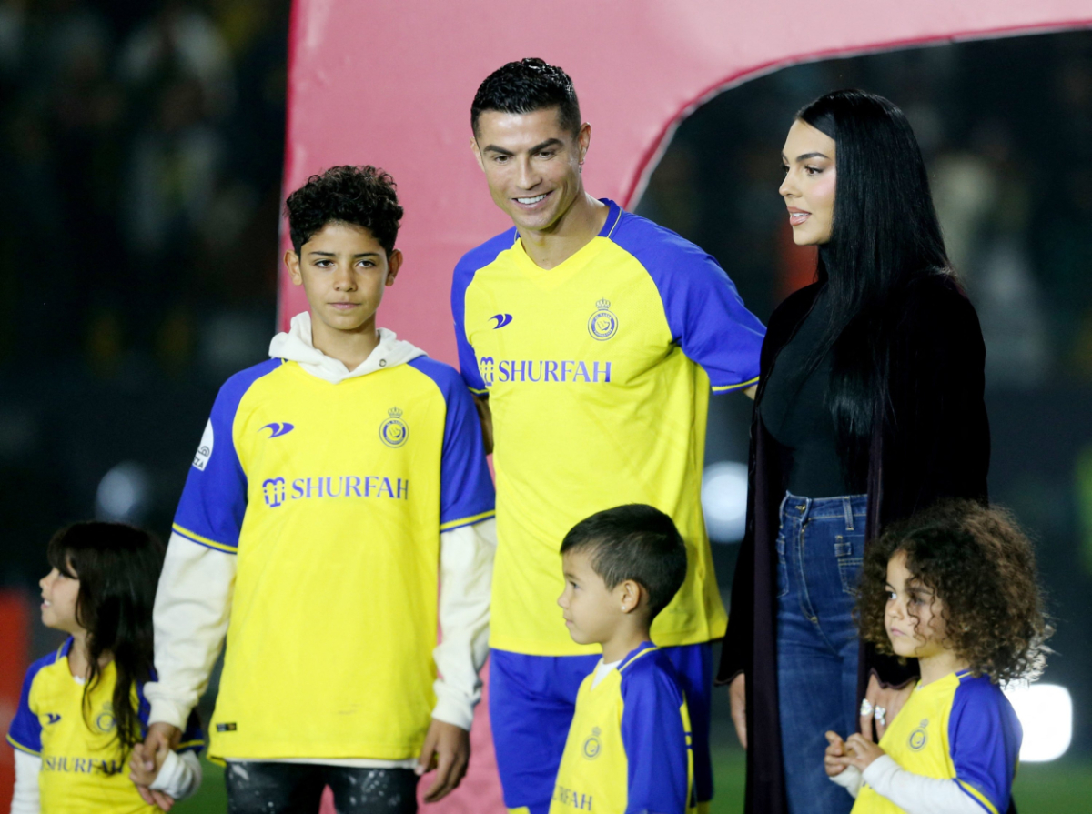 Vì sao sau khi hẹn hò với nhiều người mẫu nổi tiếng, Ronaldo lại chọn cưới cô gái nghèo Georgina?- Ảnh 4.
