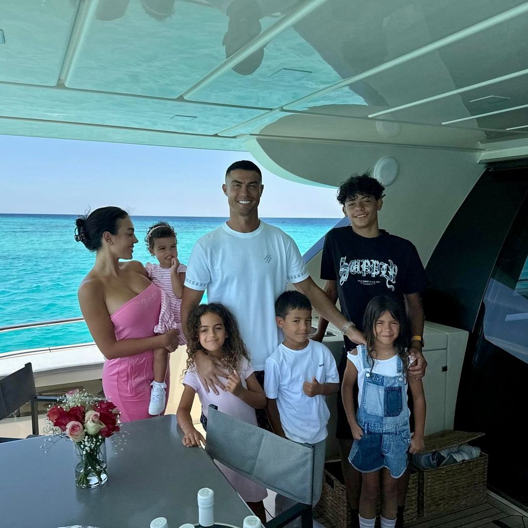 Vì sao sau khi hẹn hò với nhiều người mẫu nổi tiếng, Ronaldo lại chọn cưới cô gái nghèo Georgina?- Ảnh 3.