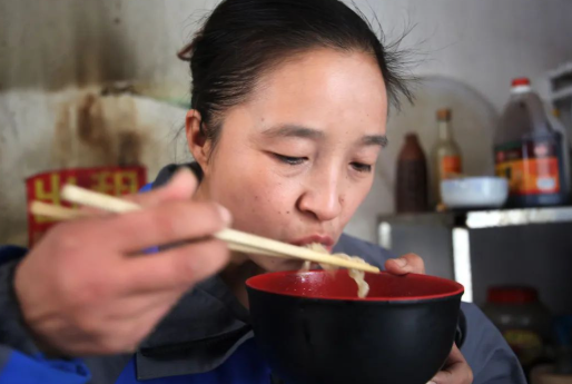 Nhìn 2 mẹ con ăn mỳ trong quán, ông chủ thở dài: Người mẹ này sau này sống cô độc, có khi phải nương tựa vào viện dưỡng lão- Ảnh 2.