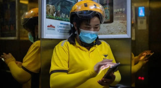 Nhìn 2 mẹ con ăn mỳ trong quán, ông chủ thở dài: Người mẹ này sau này sống cô độc, có khi phải nương tựa vào viện dưỡng lão- Ảnh 1.