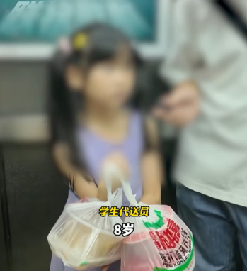 Trẻ em 7 - 8 tuổi chen chân giao hàng kiếm 7 nghìn đồng giữa chợ điện tử khổng lồ- Ảnh 3.