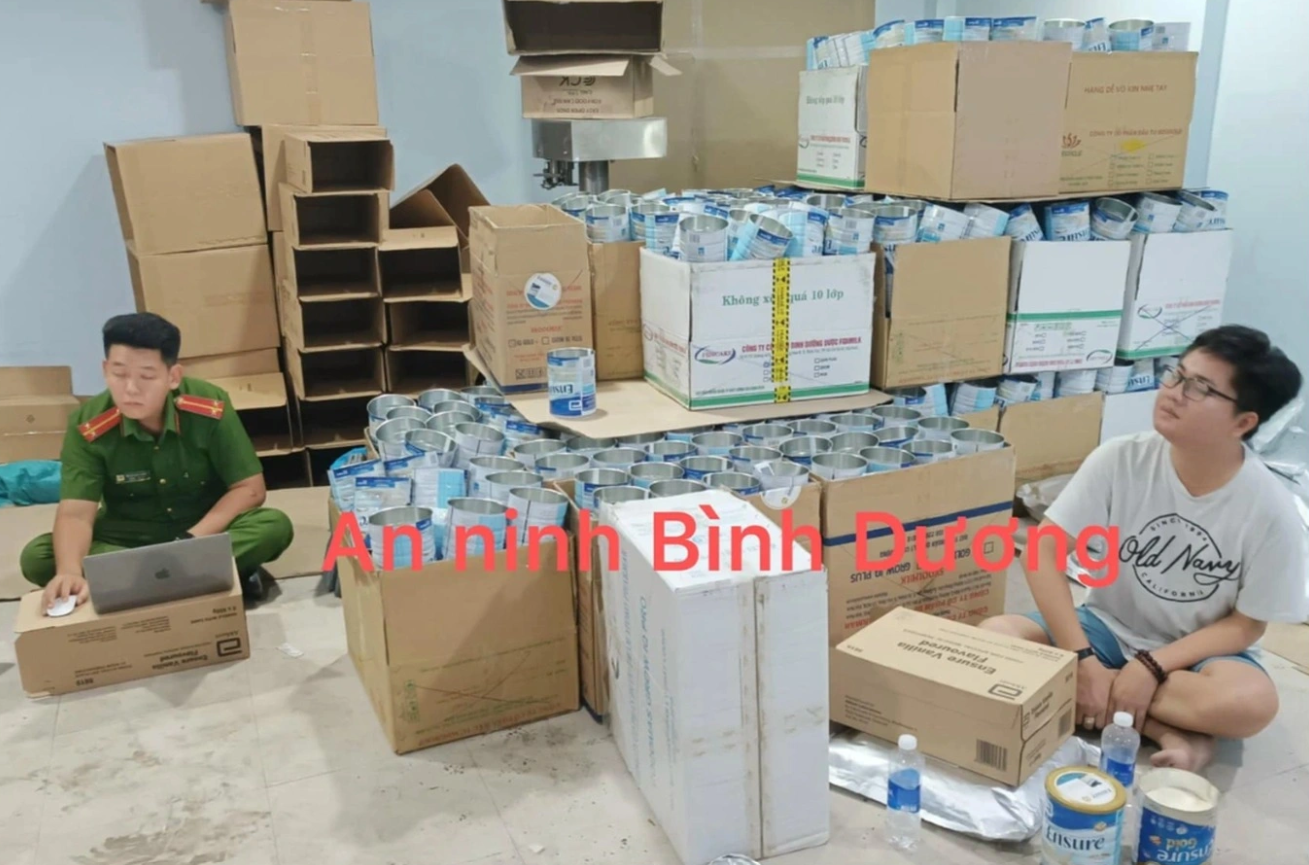 TP.HCM: Thu giữ hơn 5 tấn phụ gia thực phẩm, 24 nghìn chai thực phẩm chức năng, 7 nghìn lon sữa bột giả- Ảnh 1.