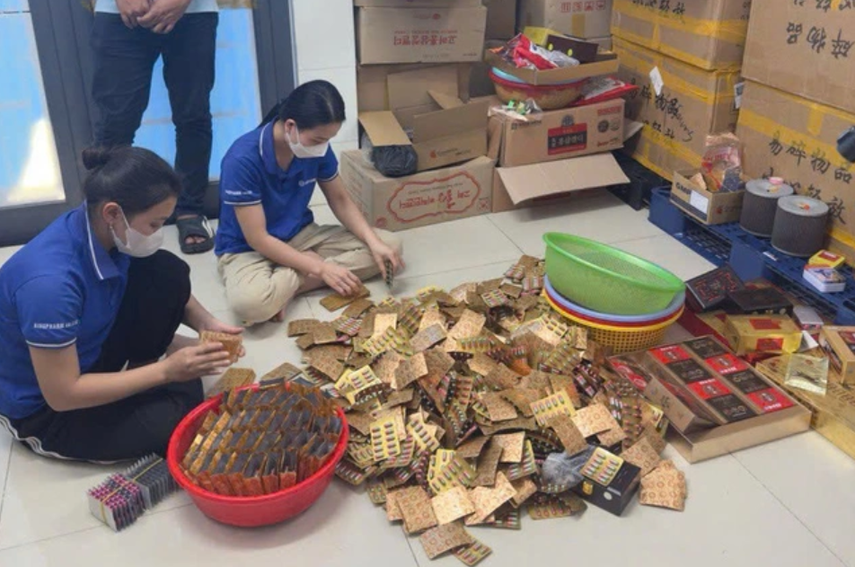 TP.HCM: Thu giữ hơn 5 tấn phụ gia thực phẩm, 24 nghìn chai thực phẩm chức năng, 7 nghìn lon sữa bột giả- Ảnh 3.