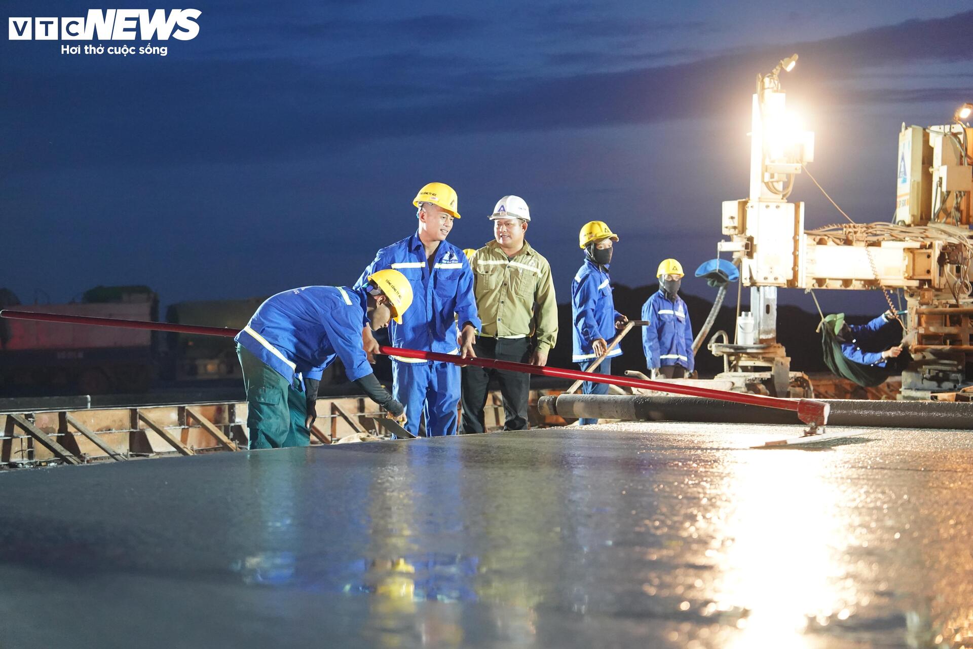 Cảnh làm việc xuyên đêm ở đại công trường sân bay Long Thành- Ảnh 5. Cảnh làm việc xuyên đêm ở đại công trường sân bay Long Thành- Ảnh 5.