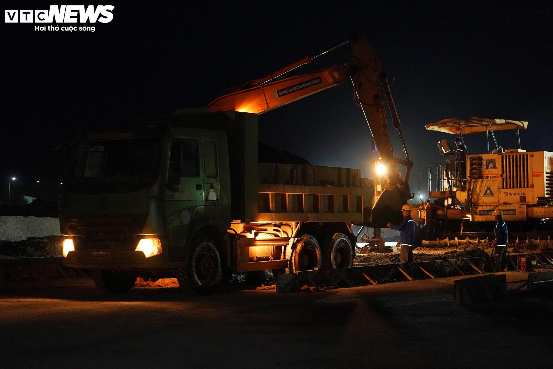 Cảnh làm việc xuyên đêm ở đại công trường sân bay Long Thành- Ảnh 7. Cảnh làm việc xuyên đêm ở đại công trường sân bay Long Thành- Ảnh 7.