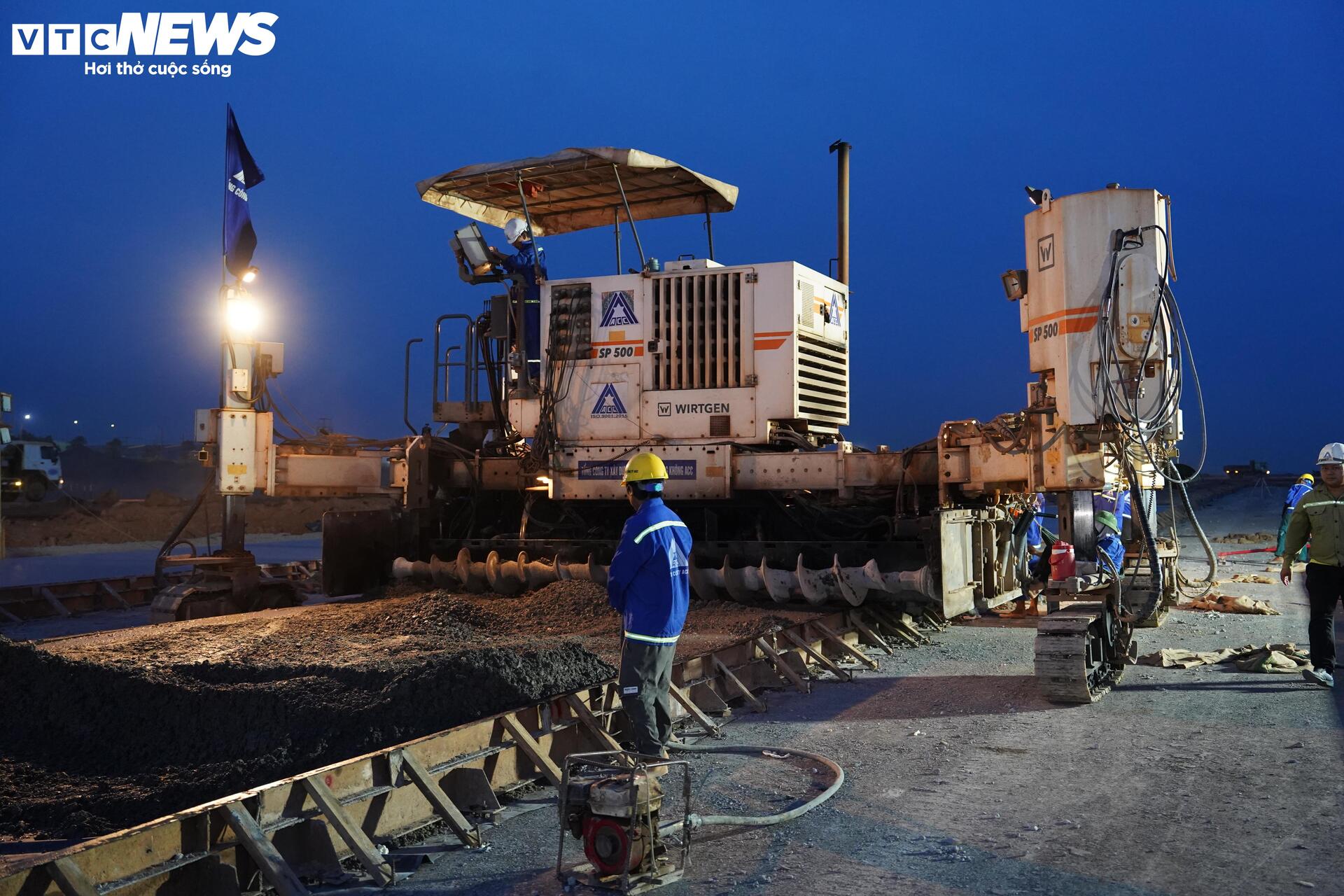 Cảnh làm việc xuyên đêm ở đại công trường sân bay Long Thành- Ảnh 3. Cảnh làm việc xuyên đêm ở đại công trường sân bay Long Thành- Ảnh 3.