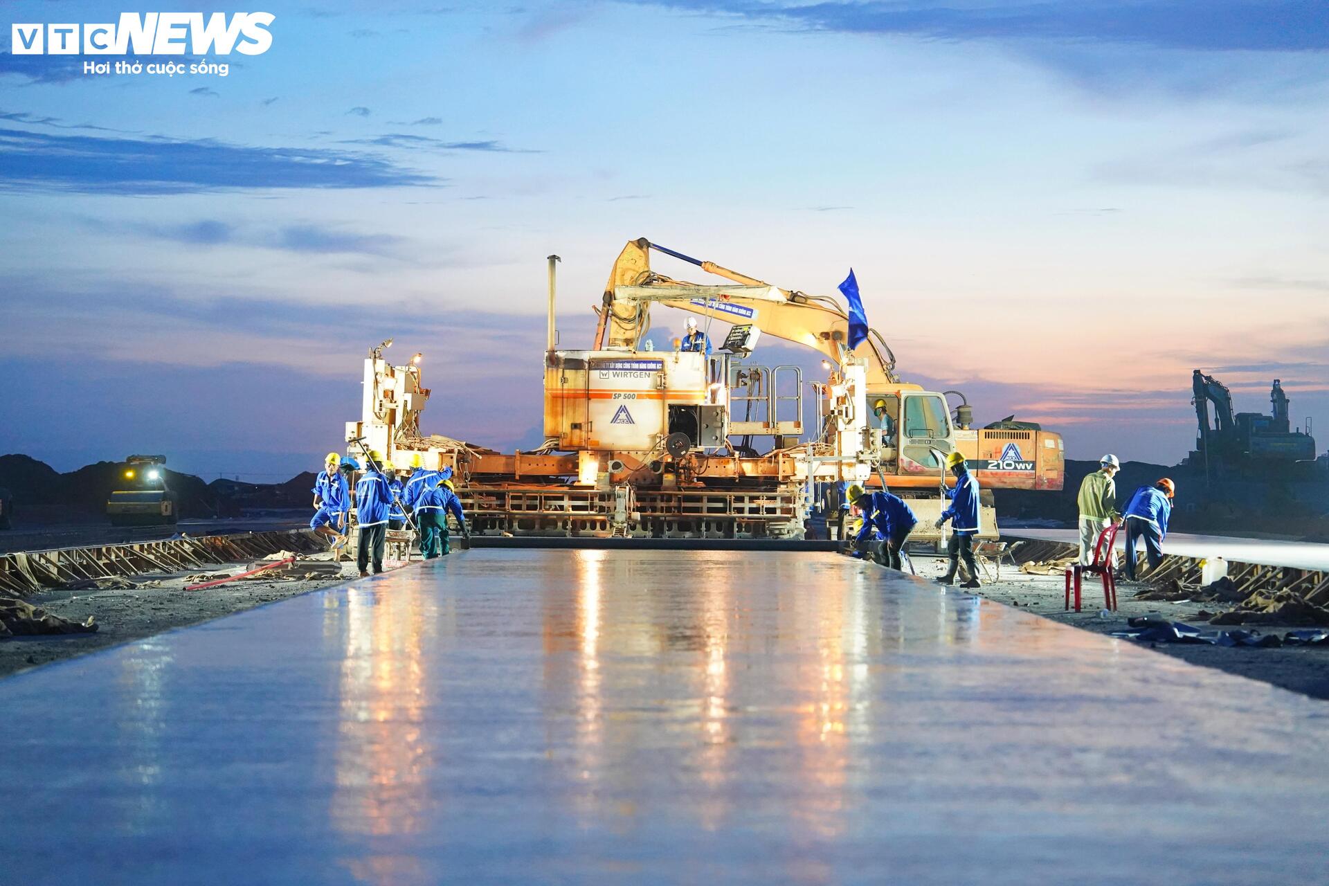 Cảnh làm việc xuyên đêm ở đại công trường sân bay Long Thành- Ảnh 8. Cảnh làm việc xuyên đêm ở đại công trường sân bay Long Thành- Ảnh 8.