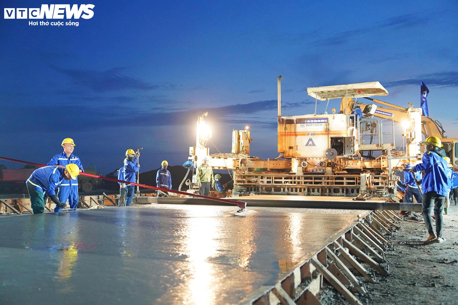 Cảnh làm việc xuyên đêm ở đại công trường sân bay Long Thành- Ảnh 4. Cảnh làm việc xuyên đêm ở đại công trường sân bay Long Thành- Ảnh 4.