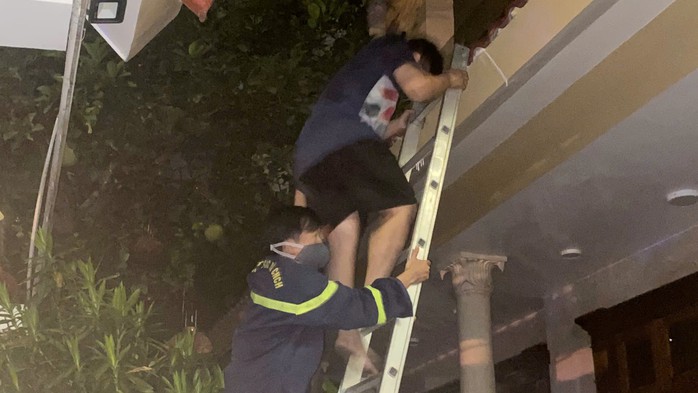Phá cửa kính cứu 5 người trong vụ cháy nhà giữa đêm ở Đà Nẵng- Ảnh 1. Phá cửa kính cứu 5 người trong vụ cháy nhà giữa đêm ở Đà Nẵng- Ảnh 1.