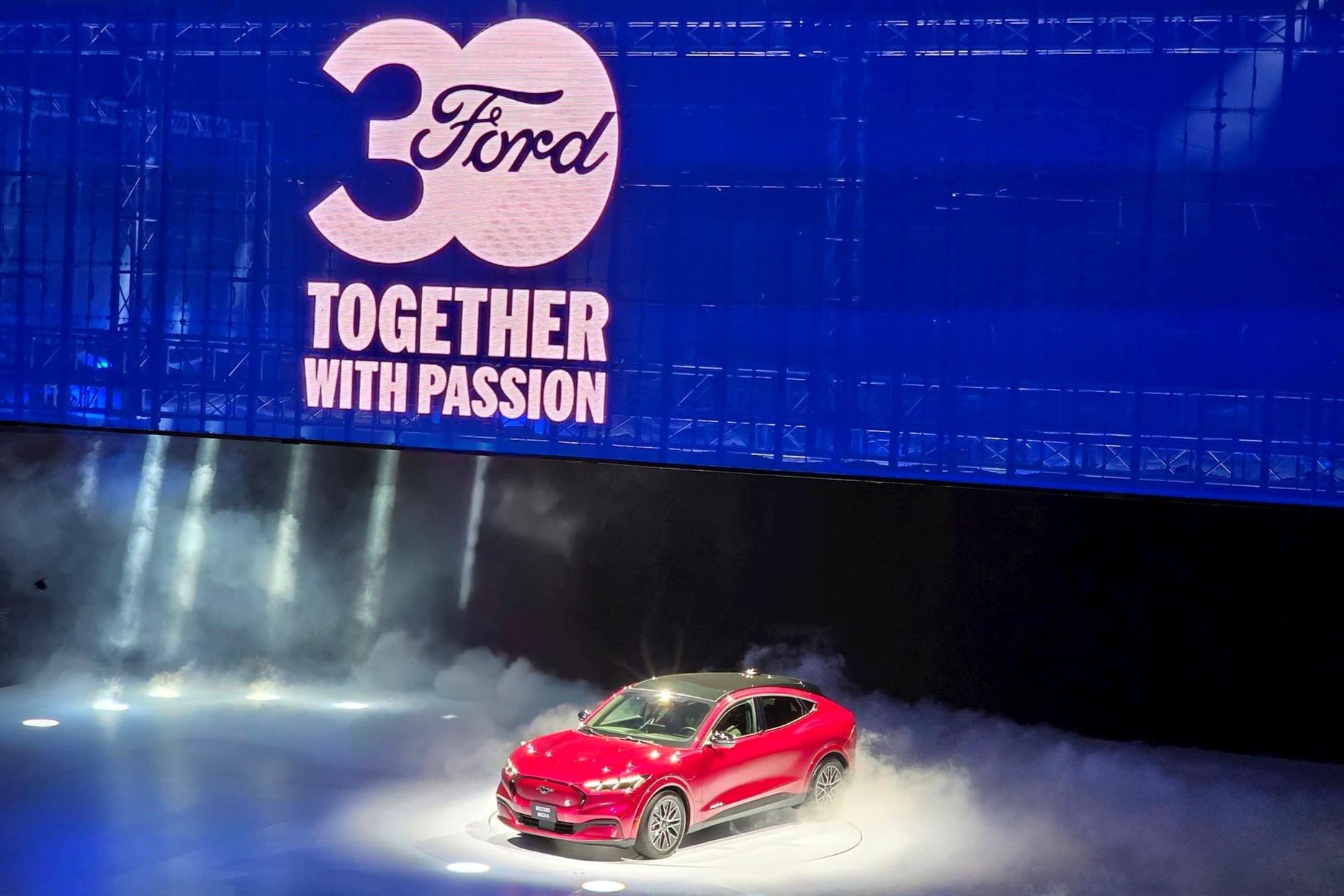 Ford chốt giá xe điện Mustang Mach E 2,6 tỷ đồng tại Việt Nam- Ảnh 1.