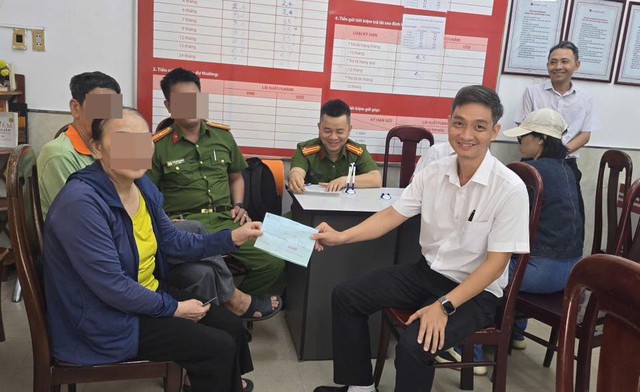 Thấy một phụ nữ run rẩy khi chuyển tiền cho "Võ Tuấn Kiệt", nhân viên ngân hàng lập tức báo công an- Ảnh 1.