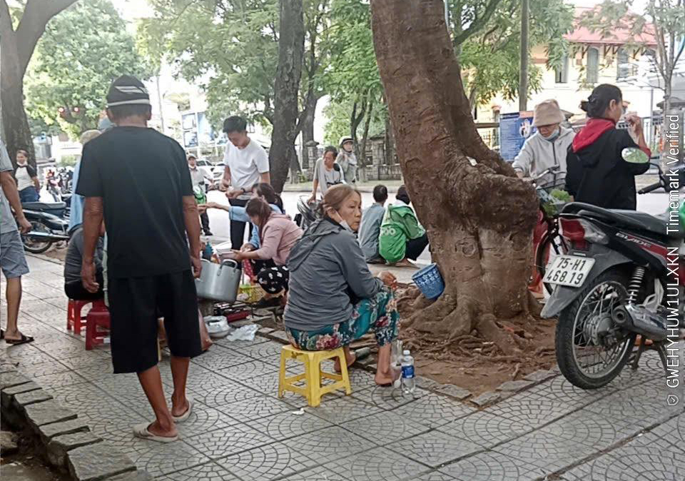 CLIP: Quán bún vỉa hè ở Huế bị kiểm tra vì có "xô nước thần kỳ" giúp rửa bát siêu nhanh- Ảnh 1.