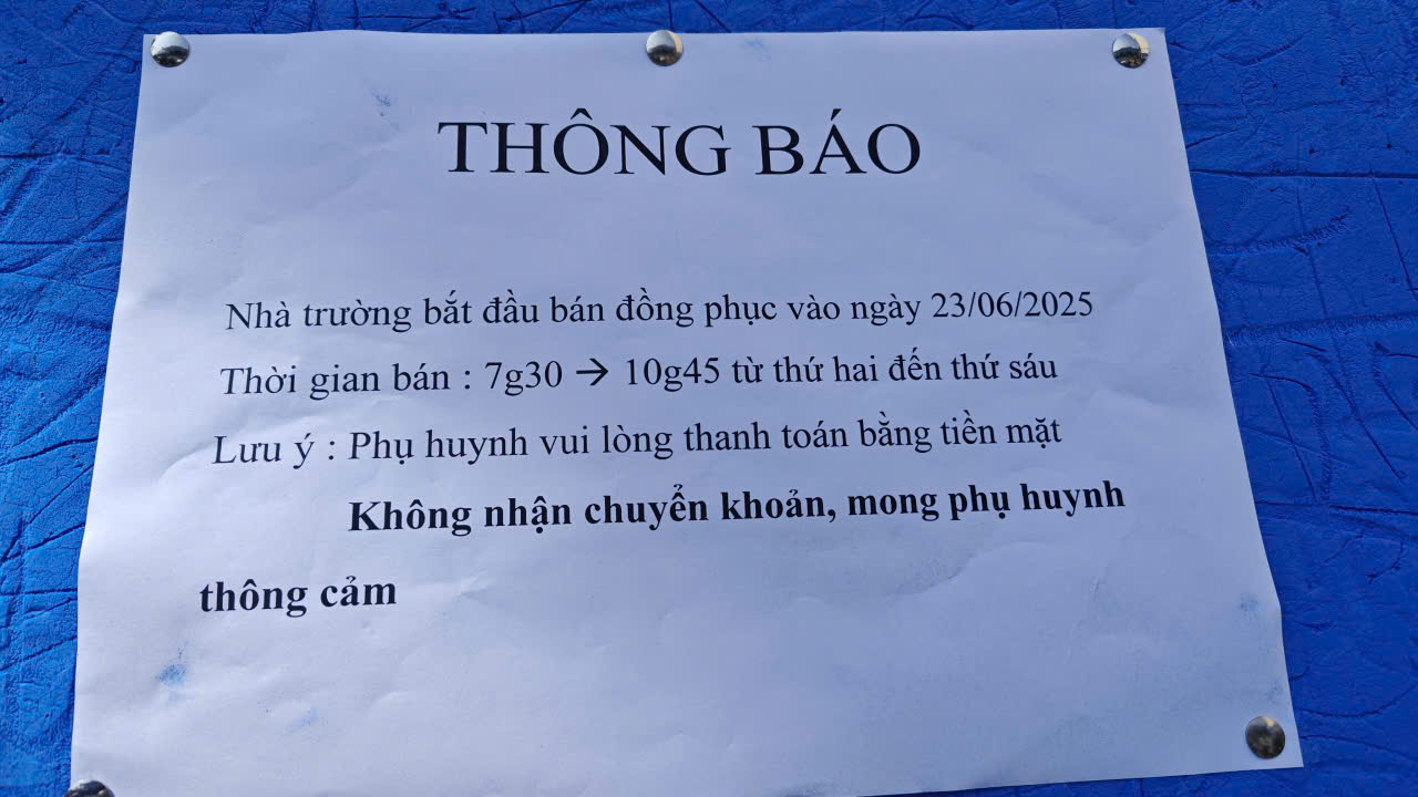 Mua đồng phục cho con, một số trường ở TP HCM không nhận chuyển khoản- Ảnh 1.