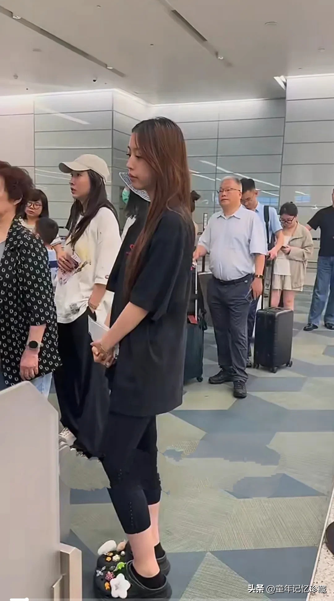 Tài sản bị phong tỏa, Triệu Vy bấu víu vào con gái 15 tuổi như “tấm phao cứu mạng”- Ảnh 2.