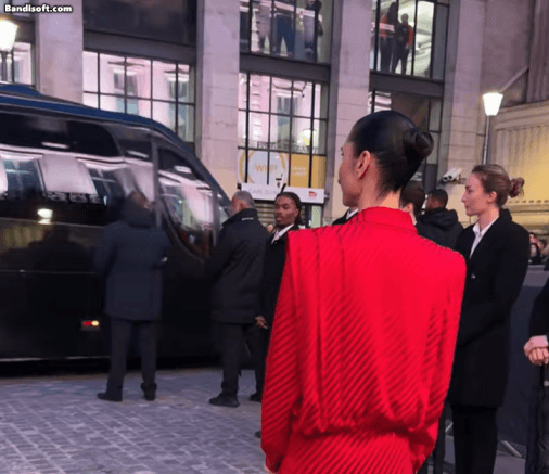 1000 năm nữa cũng không có ai đẹp như cô gái này (?): Mỹ nhân của thế kỷ, 12 tuổi nổi khắp thế giới- Ảnh 1.