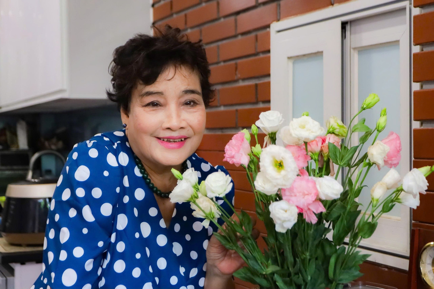 NSND Thanh Tú 81 tuổi vẫn đi xe máy, bơi 1.000 m mỗi ngày- Ảnh 1.