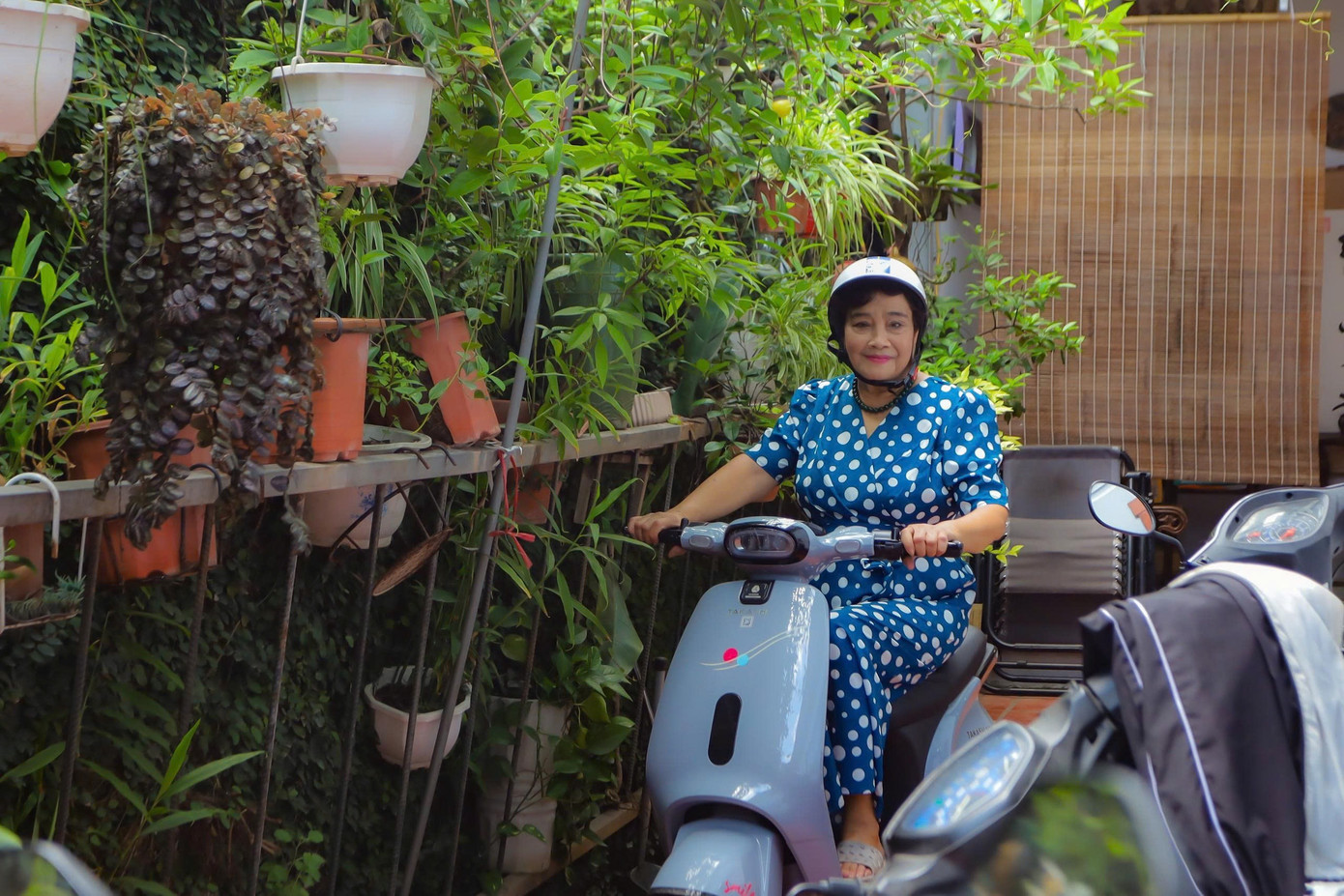 NSND Thanh Tú 81 tuổi vẫn đi xe máy, bơi 1.000 m mỗi ngày- Ảnh 4.