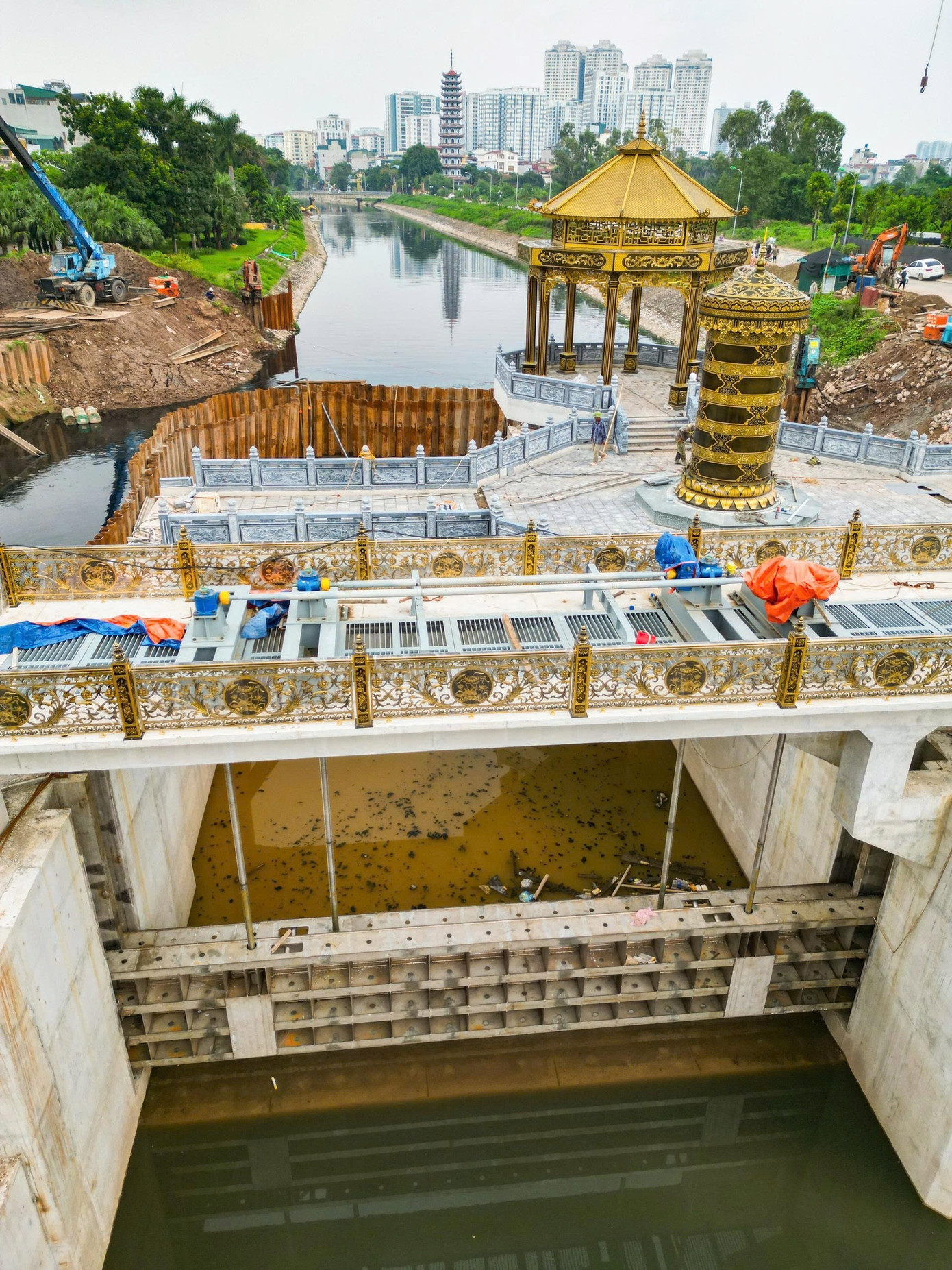 Đập dâng đầu tiên trên sông Tô Lịch trước ngày về đích- Ảnh 3.
