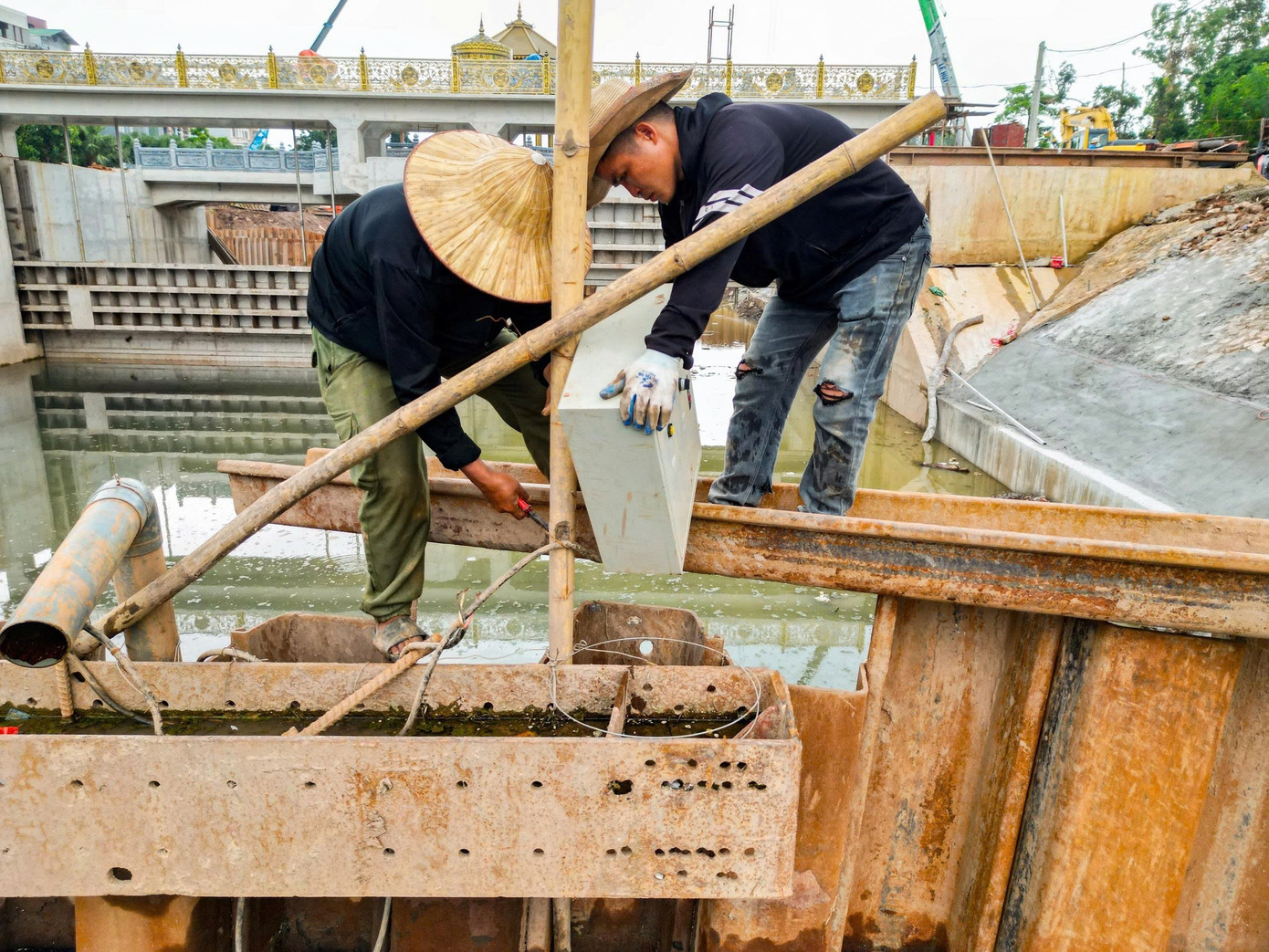 Đập dâng đầu tiên trên sông Tô Lịch trước ngày về đích- Ảnh 15.