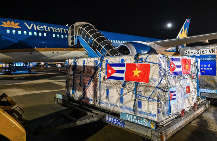 Bạn và tôi có thể đã được uống sữa bò, tiêm kháng sinh Cuba giữa lúc khó khăn- Ảnh 2.