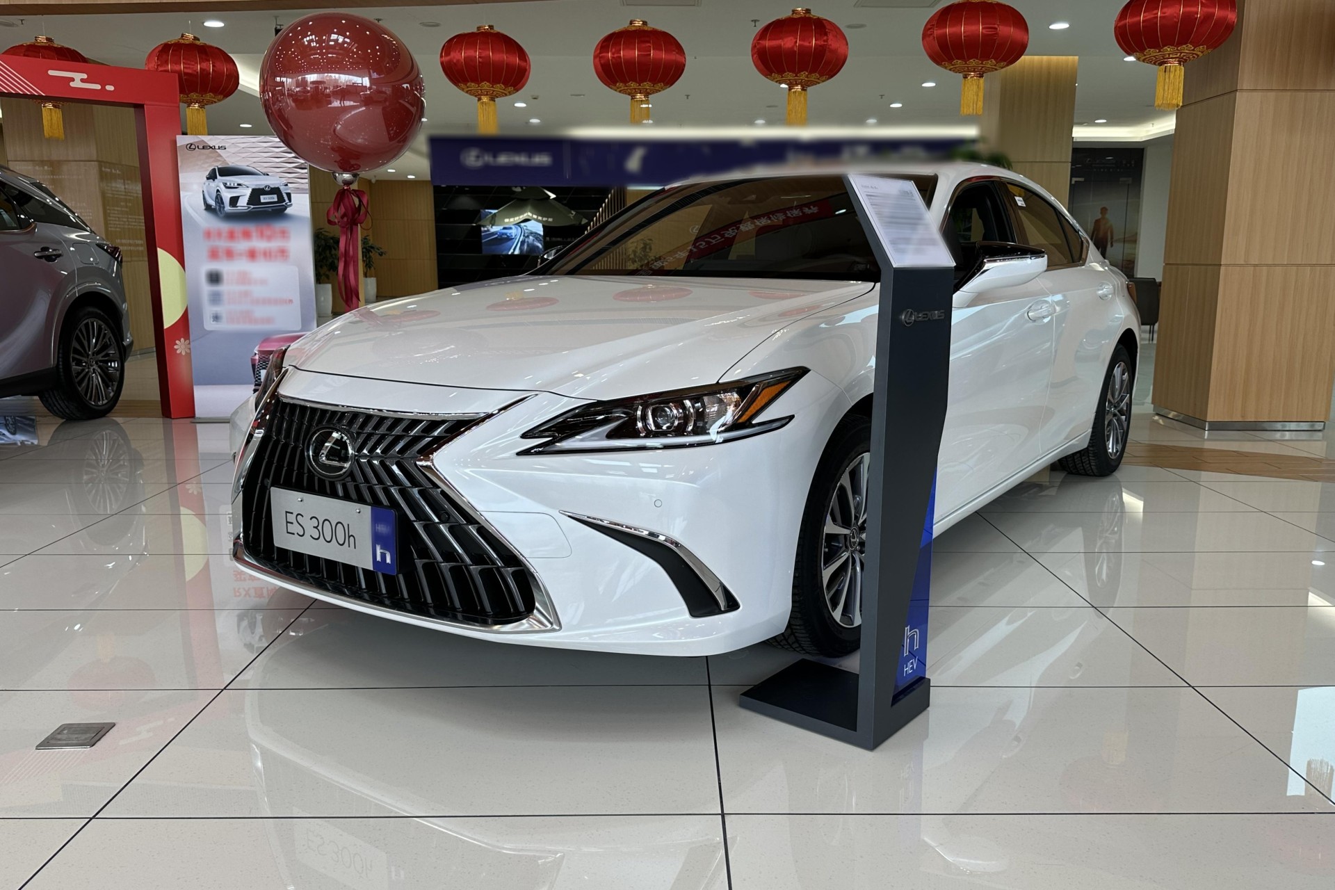 Chi 2,3 tỷ đồng mua Lexus cũ, người đàn ông dấu vết bị “đụng chạm” liền kiện cửa hàng, tòa phán quyết: 1 bên phải bồi thường hơn 9 tỷ đồng- Ảnh 1.