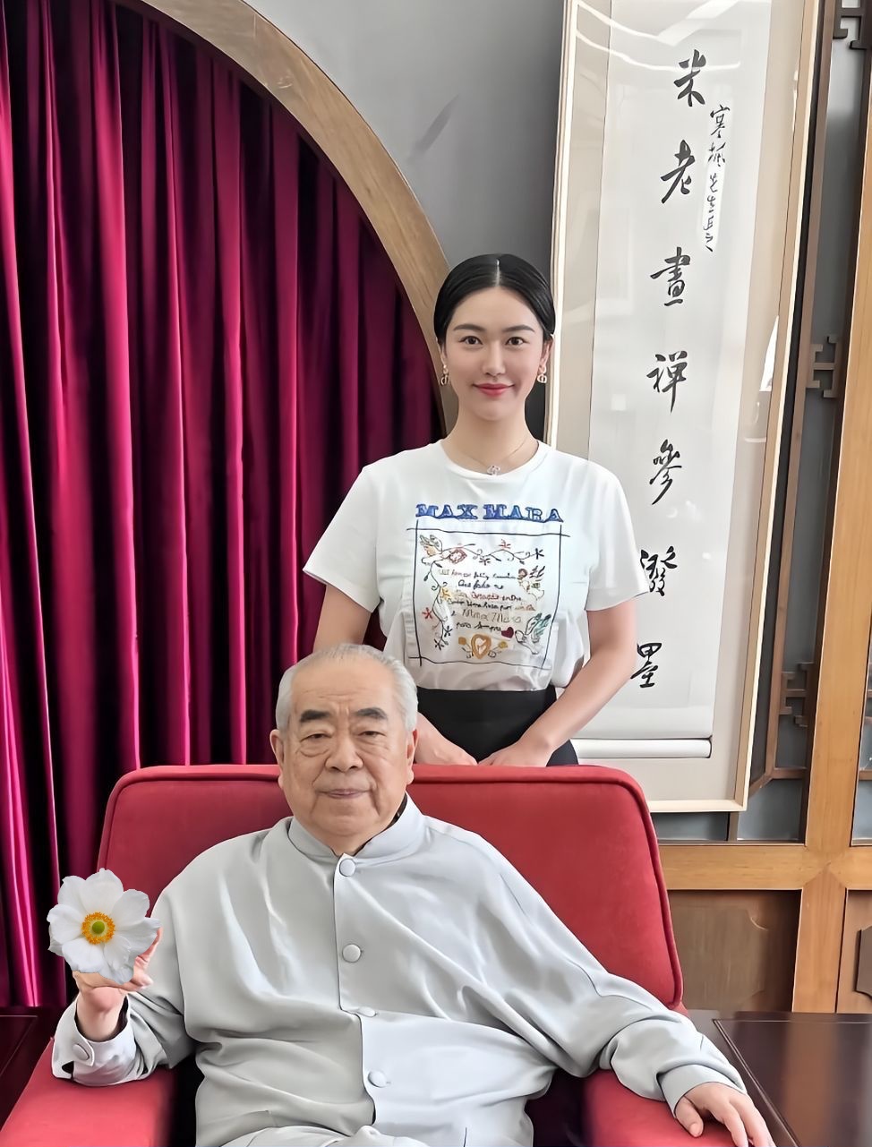 Nghi vẫn danh hoạ 87 tuổi nổi tiếng Trung Quốc bị vợ 37 tuổi cuỗm sạch 7.000 tỷ: Drama nóng nhất hiện tại- Ảnh 2.