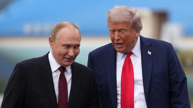 Ông Putin làm động tác lạ giữa cuộc gặp với ông Trump, hàng trăm phóng viên "căng não"- Ảnh 1.