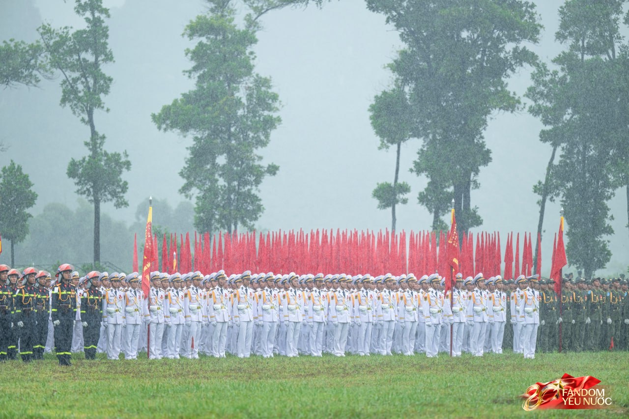Những khung hình đầy kiêu hãnh của buổi tổng hợp luyện A80 dưới cơn mưa trắng trời- Ảnh 3.