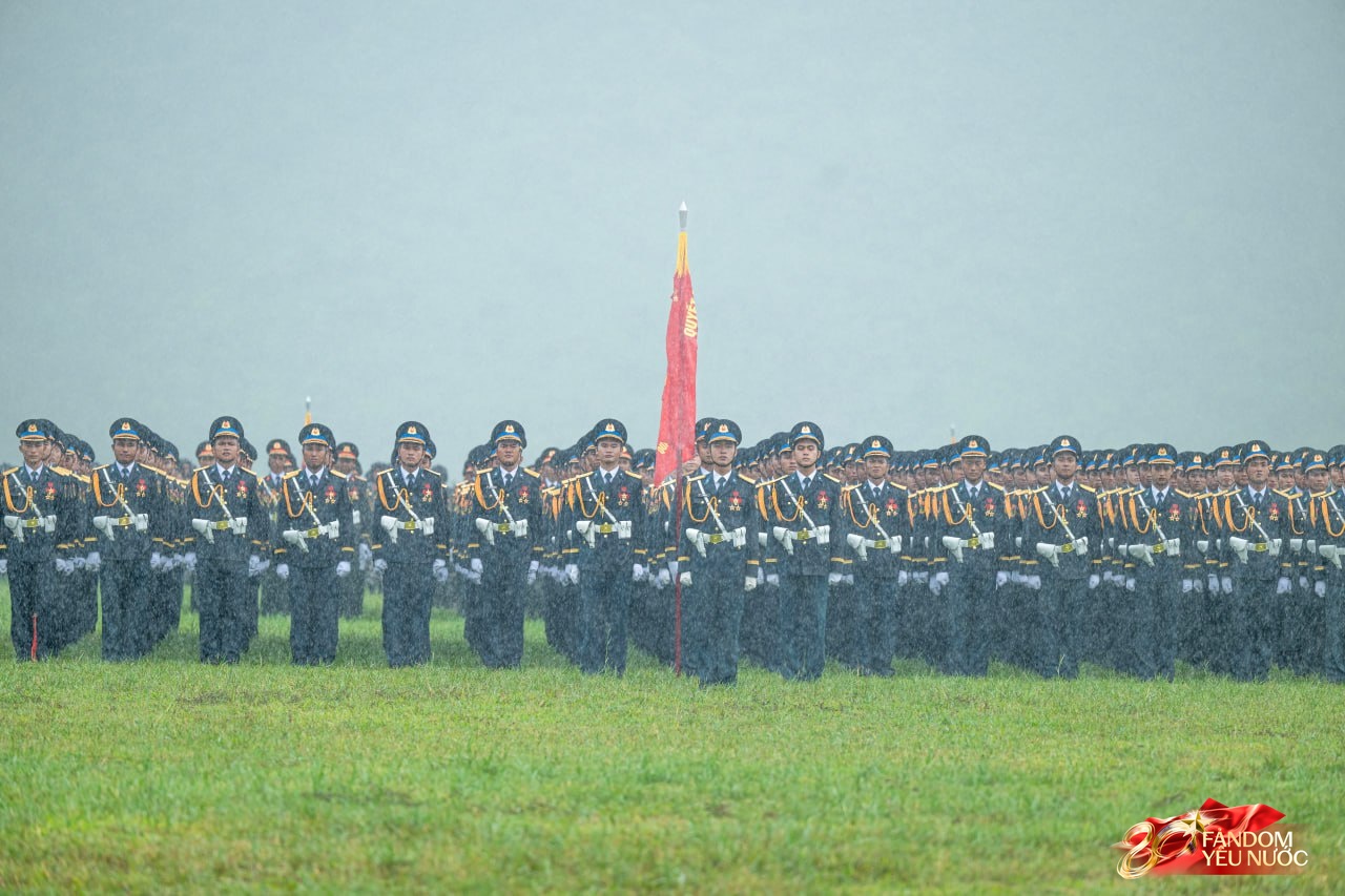 Những khung hình đầy kiêu hãnh của buổi tổng hợp luyện A80 dưới cơn mưa trắng trời- Ảnh 5.