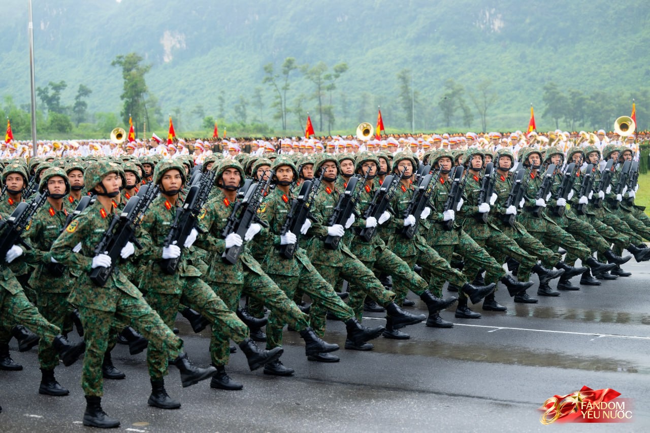 Những khung hình đầy kiêu hãnh của buổi tổng hợp luyện A80 dưới cơn mưa trắng trời- Ảnh 17.