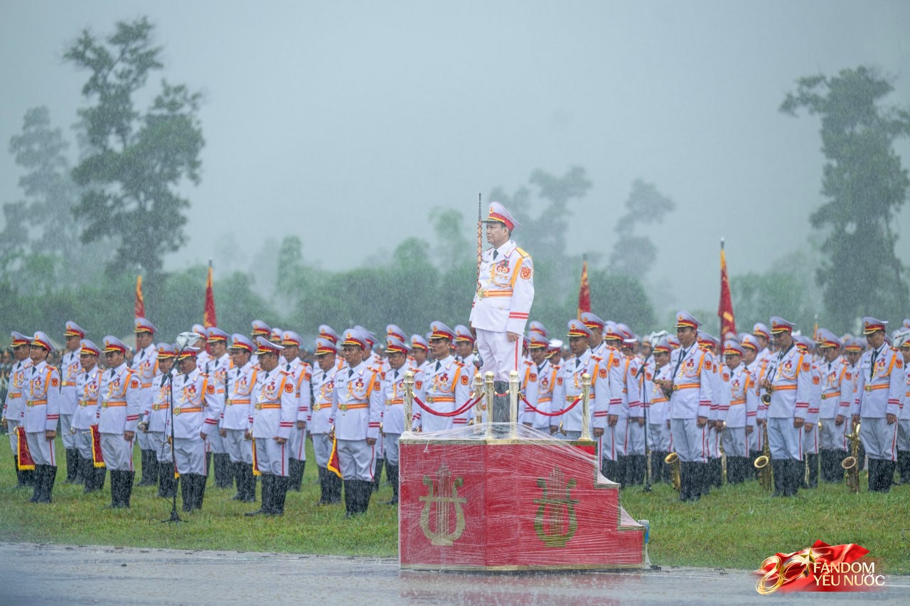 Những khung hình đầy kiêu hãnh của buổi tổng hợp luyện A80 dưới cơn mưa trắng trời- Ảnh 2.