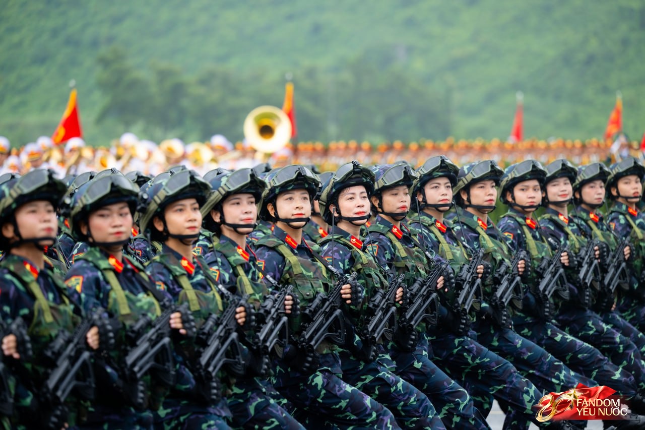 Những khung hình đầy kiêu hãnh của buổi tổng hợp luyện A80 dưới cơn mưa trắng trời- Ảnh 18.