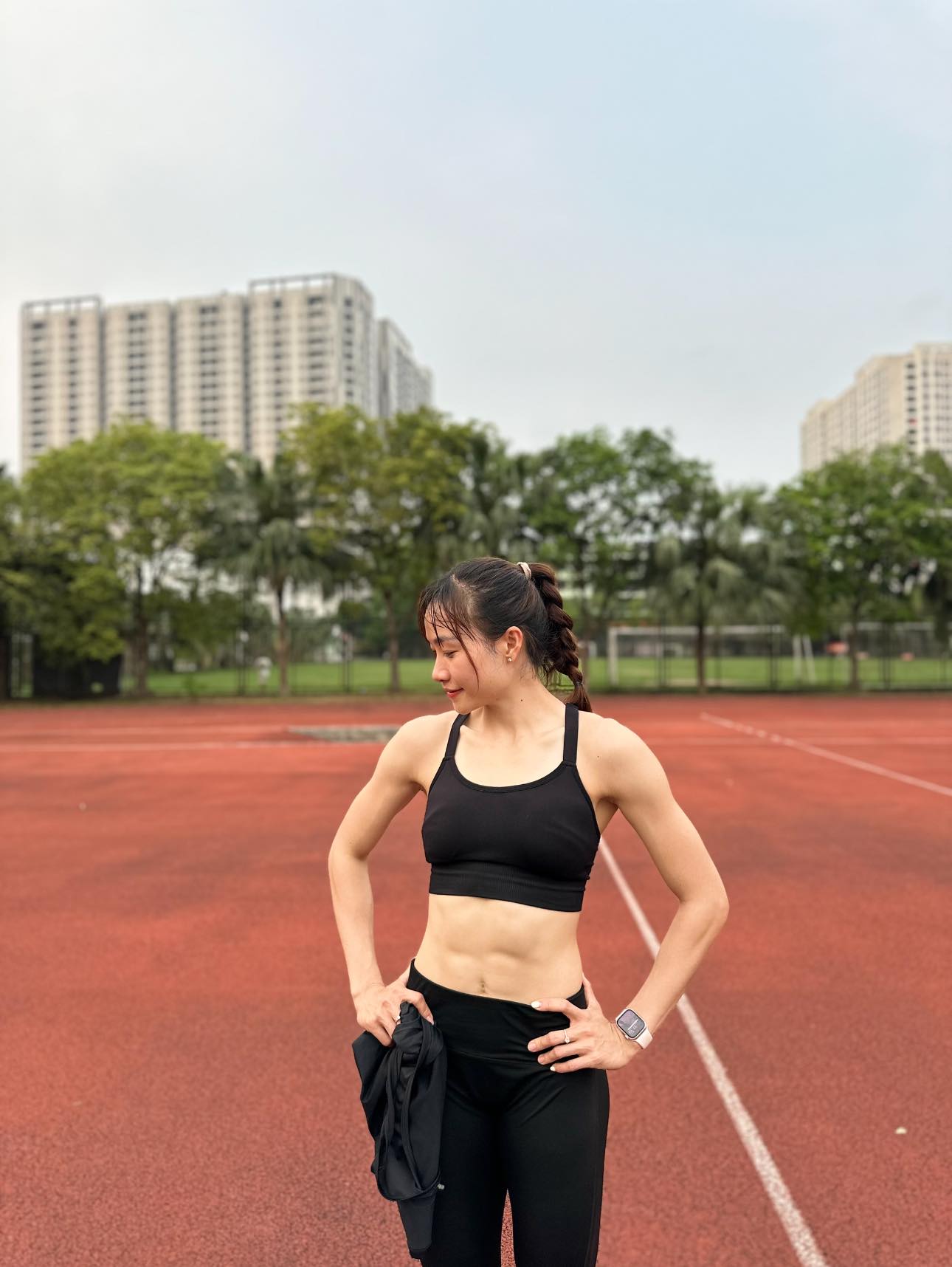 Hot girl điền kinh Huỳnh Thị Mỹ Tiên cơ bụng 6 múi vẫn cực sexy, thi đấu phăng phăng băng rào mới gây trầm trồ- Ảnh 1.
