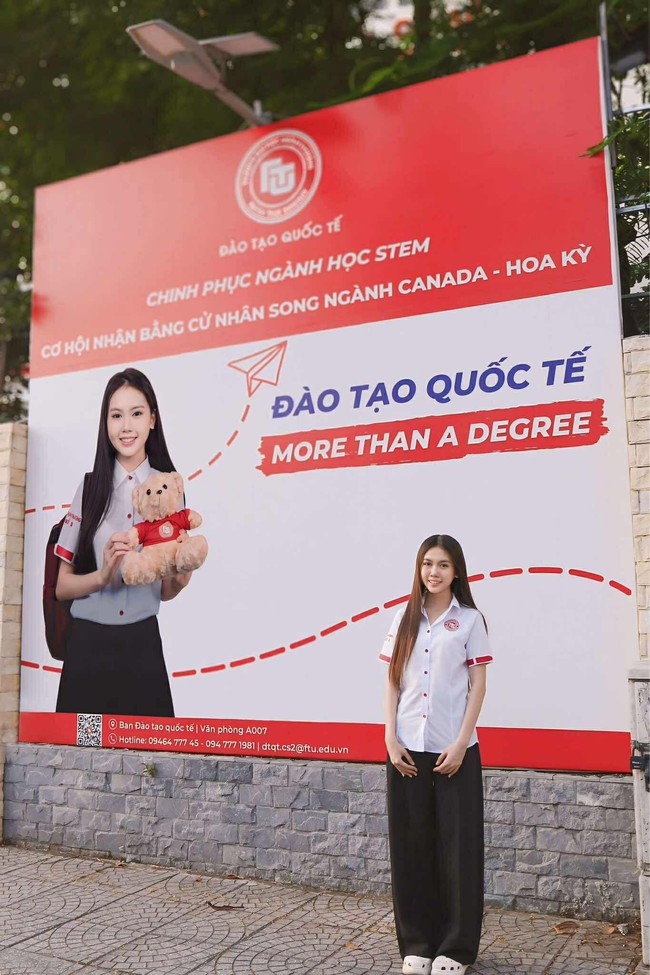 Xuất hiện trên poster của Đại học Ngoại thương, nữ sinh bất ngờ gây sốt MXH: Xinh gái còn học giỏi, đã thế còn có tài lẻ như này đây!- Ảnh 2.