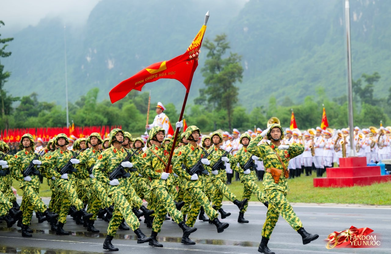 Những khung hình đầy kiêu hãnh của buổi tổng hợp luyện A80 dưới cơn mưa trắng trời- Ảnh 19.