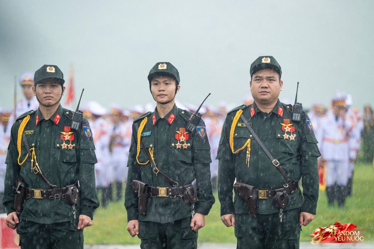 Những khung hình đầy kiêu hãnh của buổi tổng hợp luyện A80 dưới cơn mưa trắng trời- Ảnh 8.