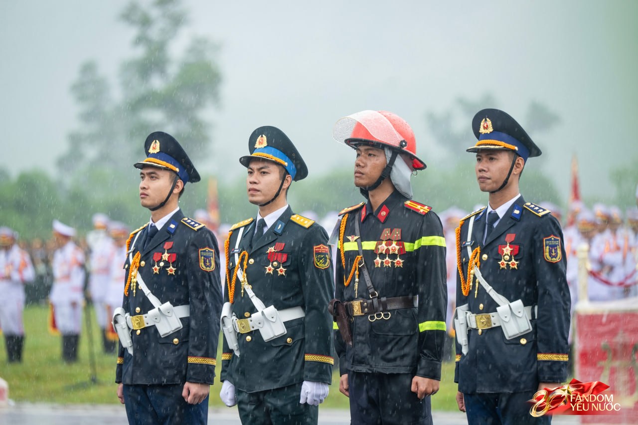 Những khung hình đầy kiêu hãnh của buổi tổng hợp luyện A80 dưới cơn mưa trắng trời- Ảnh 7.