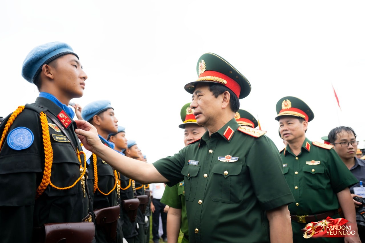 Những khung hình đầy kiêu hãnh của buổi tổng hợp luyện A80 dưới cơn mưa trắng trời- Ảnh 1.