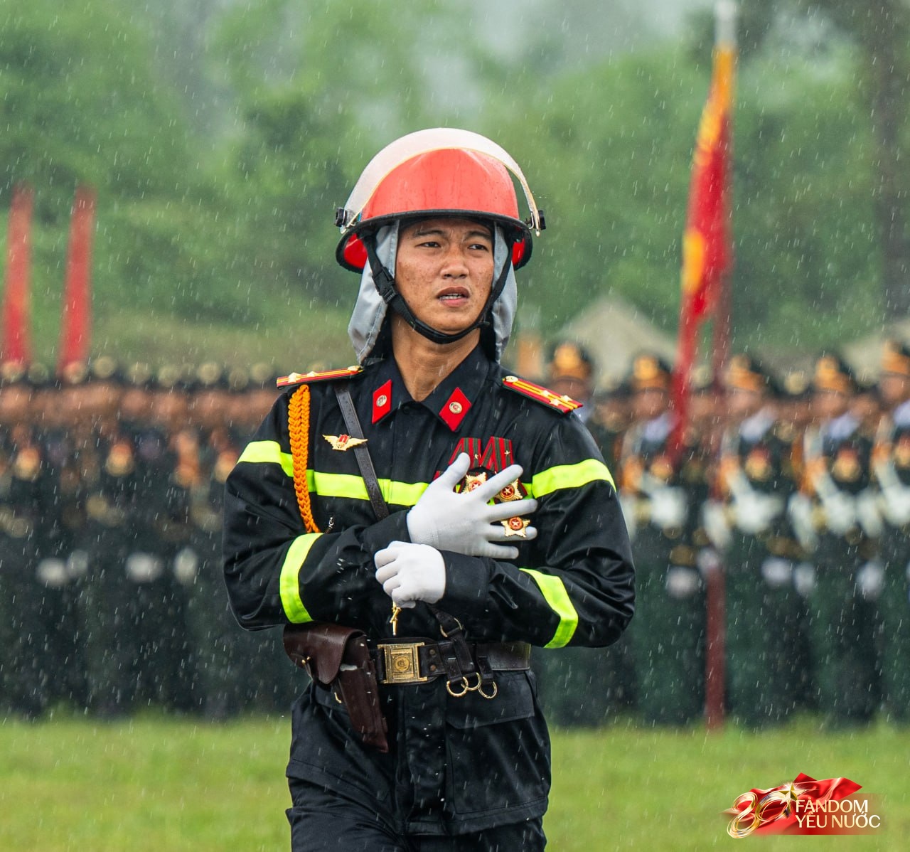 Những khung hình đầy kiêu hãnh của buổi tổng hợp luyện A80 dưới cơn mưa trắng trời- Ảnh 14.