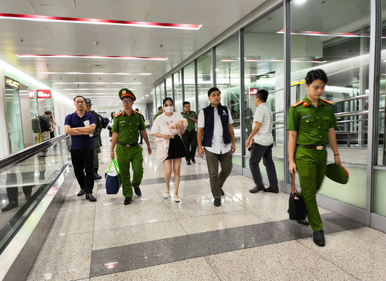 Vụ Mr Pips: Cảnh sát dẫn giải vợ Mr Hunter từ Thái Lan về Việt Nam- Ảnh 1.
