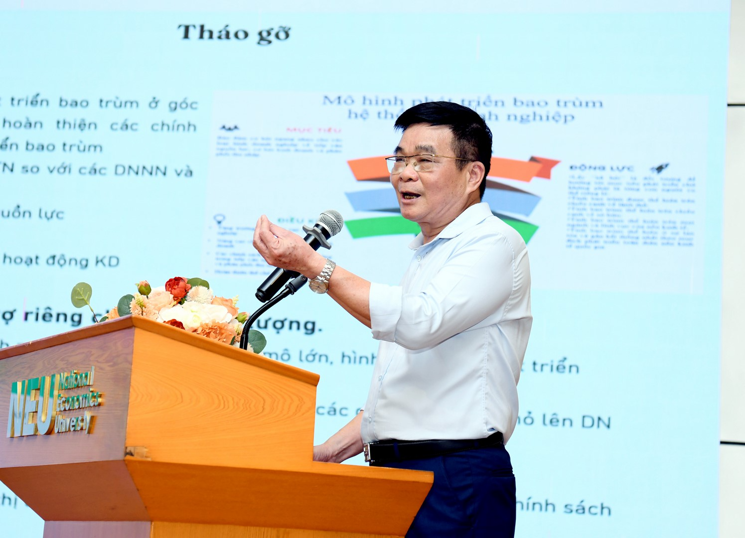 GS. TS Ngô Thắng Lợi: ‘Buôn bán hàng rong, cắt tóc, xe ôm… cũng cần đưa vào khu vực kinh tế tư nhân’- Ảnh 1.