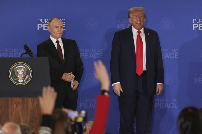 Tổng thống Nga Vladimir Putin (trái) và Tổng thống Mỹ Donald Trump tại cuộc họp báo chung ở Alaska, sau khi kết thúc hội nghị thượng đỉnh &quot;3 đối 3&quot; - Ảnh: AP